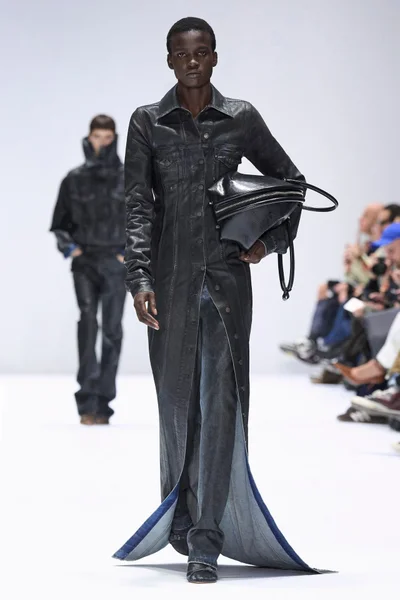 Look 18